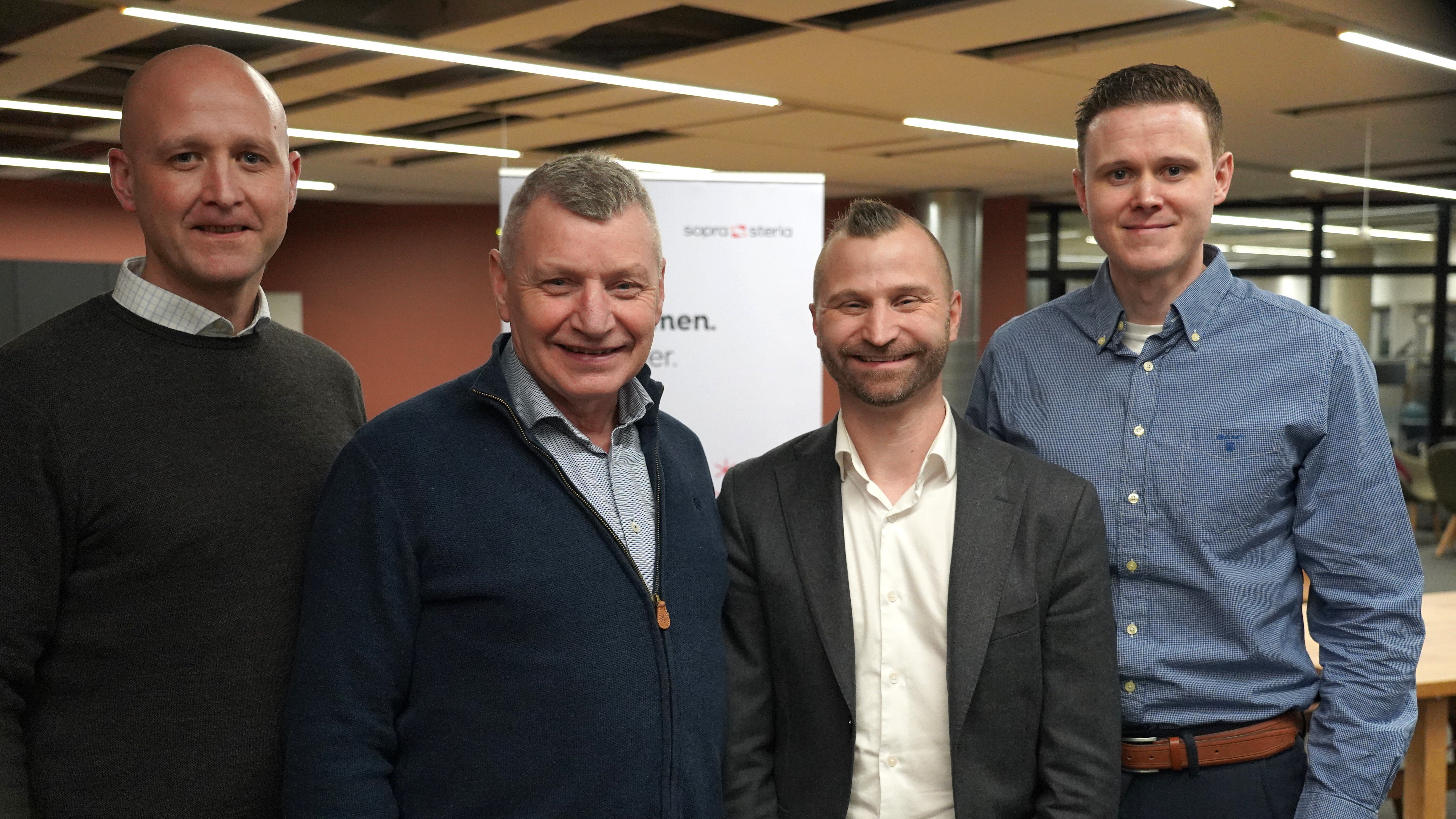 Anders Vedul, Magnus Ivarson og Kent-Åge Stallvik fra Sopra Steria sammen med klyngeleder i MIDSEC, Ebbe Deraas. Foto: Lars Bugge Aarset/Fremtidens Industri